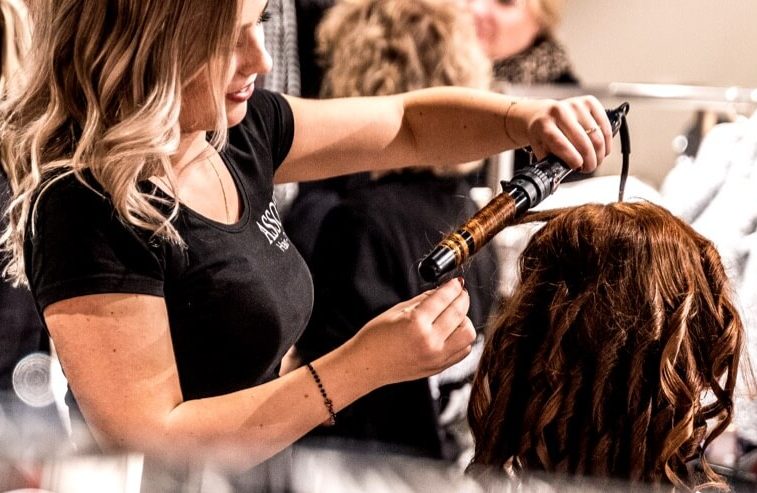 Friseurteam Adriana, Friseurin bei der Arbeit